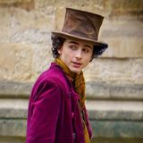 Timothée Chalamets Interpretation der Rolle des Willy Wonka nach Roald Dahls Kinderbuchklassiker "Charlie und die Schokoladenfabrik" wird mit Spannung erwartet. Im Prequel "Wonka" spielt er den Schokoladenfabrikant in jüngeren Jahren, bei den Dreharbeiten in Oxford ist er im bekannten Kostüm mit fuchsiafarbenem Samt-Mantel und Zylinder aber auf den ersten Blick zu erkennen. 