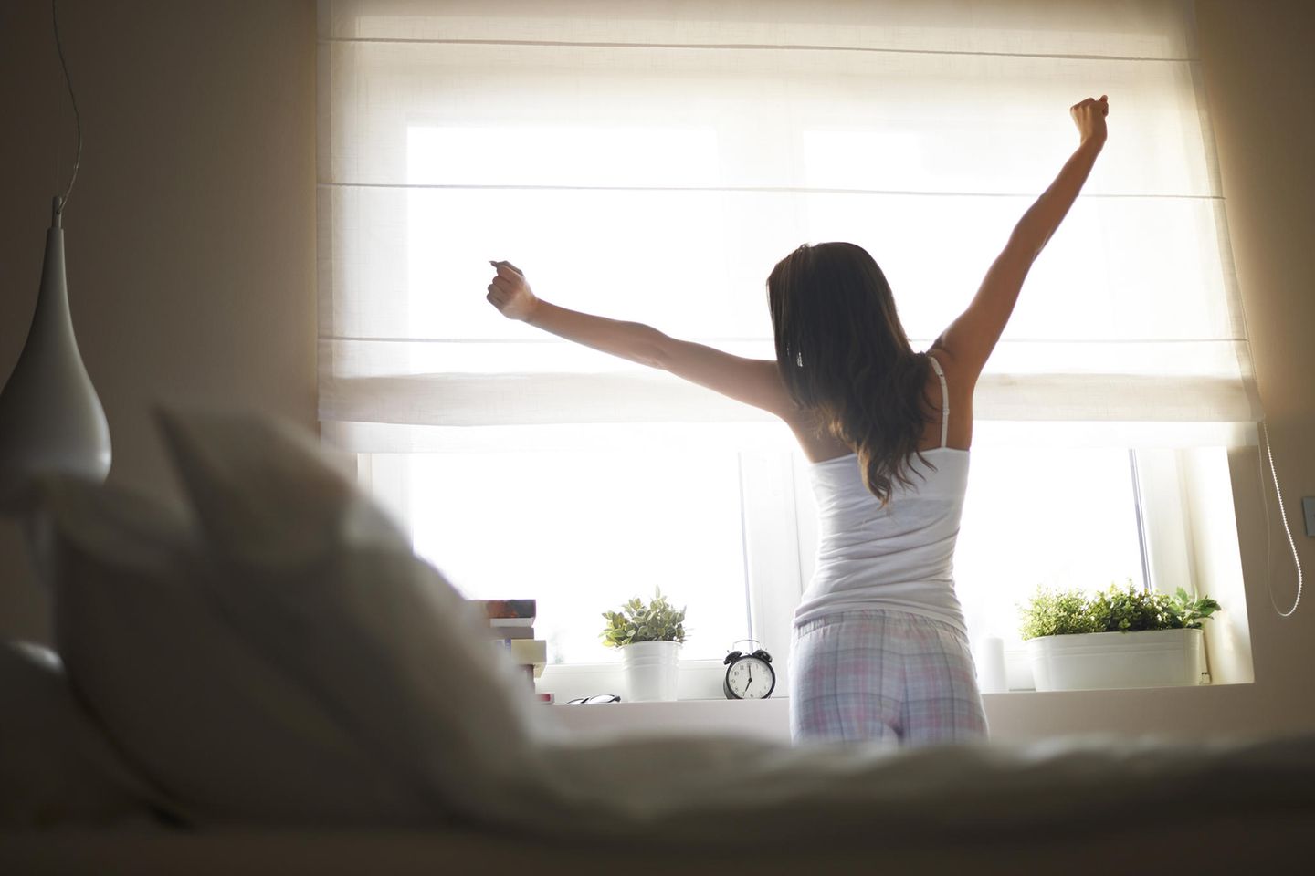 Frau steht auf: Warum wir nicht ausschlafen sollten – und was der einzige Grund ist, es doch zu tun