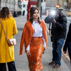 Jenna Coleman zeigt auf dem Weg zur Fashion Show von Erdem tollen Streetstyle-Glamour in Orange.