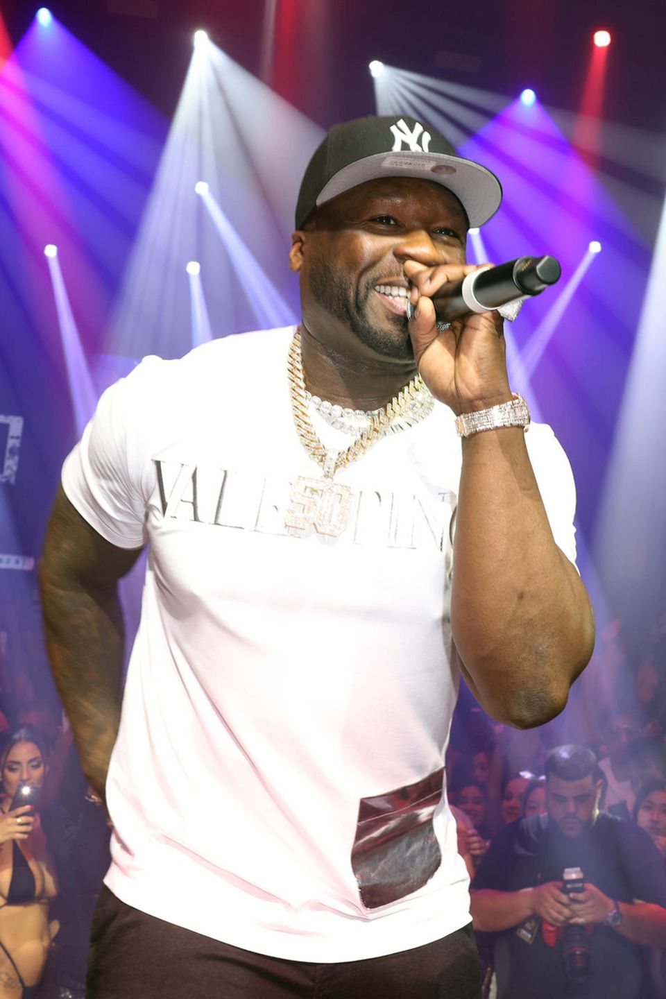 Rapper 50 Cent sing bei einem Auftritt auf der Bühne