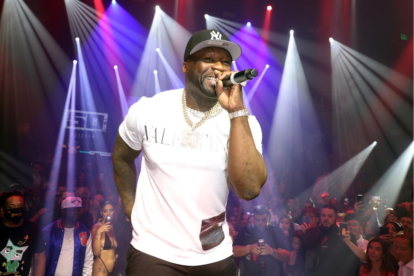 Rapper 50 Cent sing bei einem Auftritt auf der Bühne