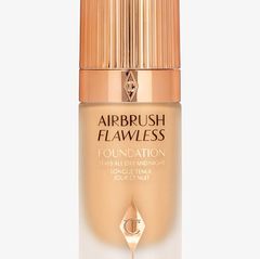Olivia liebt eine ebenmäßige Haut. Ihr liebster Helfer ist da die Airbrush Flawless Foundation im Ton 6, von Charlotte Tilbury, um 40 Euro.