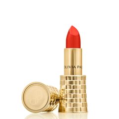 Verleiht dem Model stets gute Laune: Der matte Lippenstift in der Shade "Poppy" von ihrer Beauty-Brand Olivia Palermo Beauty, um 40 Euro.