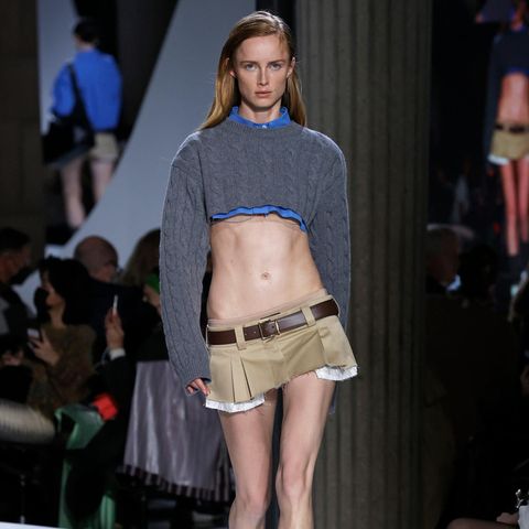 Model auf dem Laufsteg von Miu Miu Spring Summer 2022.