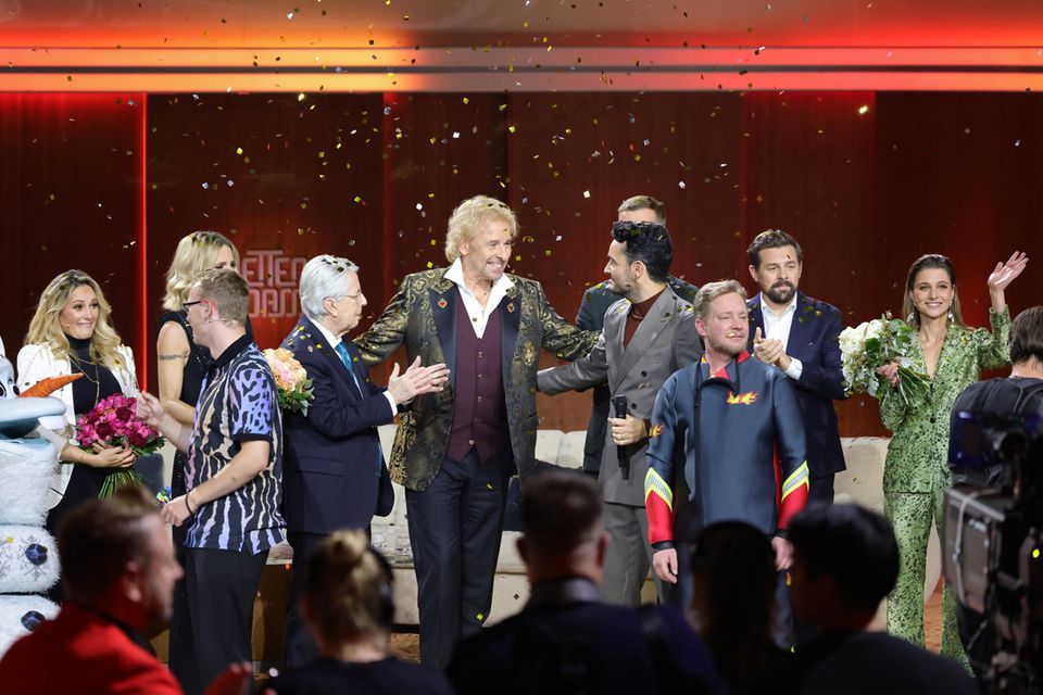 Helene Fischer, Michelle Hunziker, "Wettkönig" Leon Krampe, Frank Elstner, Thomas Gottschalk, Giovanni Zarrella, Joko Winterscheidt, Joko Winterscheidt und Svenja Jung (v.l.n.r.)  feiern beim 40-jährigen Jubiläum der Fernsehshow "Wetten, dass...?" am 06. November 2021 in Nürnberg.