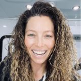 'The bigger the better', könnte man bei diesem Selfie von Jessica Biel fast meinen. Die Schauspielerin zeigt sich auf Instagram komplett ungeschminkt und mit 80er-Jahre-Welle. Nicht nur ihr selbst scheint die neue Frisur zu gefallen, auch ihre ehemalige Serien-Schwester kommentiert: "Ich liebe es". 