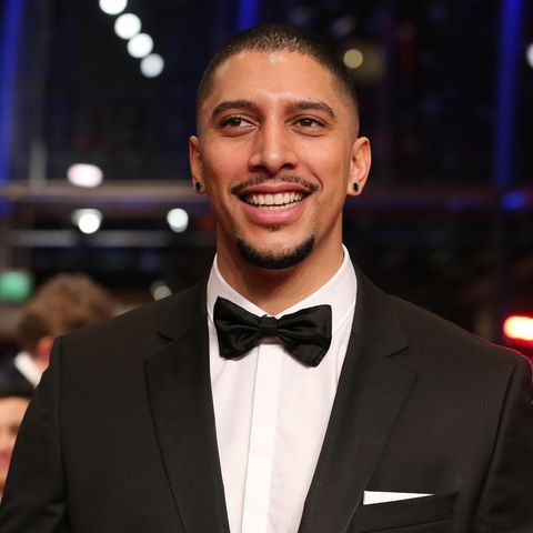 Andreas Bourani posiert auf dem roten Teppich.