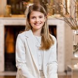 Anlässlich ihres 10. Geburtstags veröffentlicht das schwedische Königshaus ein neues Porträt von Prinzessin Estelle. Auf dem süßen Foto trägt sie einen weißen Blazer, eine helle Bluse sowie eine hübsche Kette. Das strahlende Lächeln und den fröhlichen Blick hat die Prinzessin auf jeden Fall von ihrer Mutter, Kronprinzessin Victoria, geerbt.