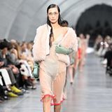 Hallöchen! Model Bella Hadid eröffnet die Show von Fendi in einem durchscheinenden blassrosa Chiffon-Slip-Kleid, kombiniert mit einer kurz geschnittenen Pelzjacke und langen grünen Kaschmirhandschuhen.