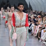 Weitere Designs der Fendi Herbst/Winterkollektion 2022-2023: Chiffon-Pieces sowie Hosen und Overalls mit wellenförmigen Rüschen.