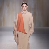 Italienisch elegant blieb es bei Giada. Dort dominierten fließende Materialien und klassische Roben in Creme und Mitternachtsblau.