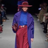Rot, Blau und Violett passen nicht zusammen? Das sieht Designerin Alberta Ferretti anders und zeigt in ihrer Herbst/Winterkollektion für 2022-2023, wie stark die Tone in der Kombination aussehen können. 
