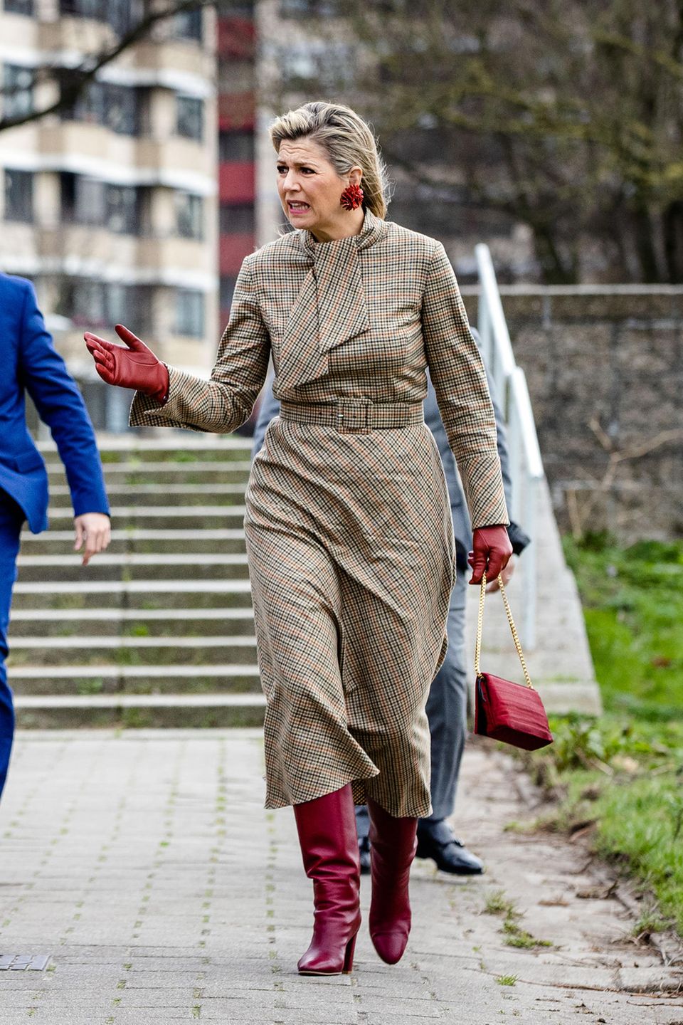 Das Wetter scheint bei Máximas Besuch der "!WOON"-Foundation in Amsterdam nicht wirklich mitzuspielen. Doch trotz Sturm macht die Königin der Niederlande eine tolle Figur. Dafür ist vor allem ihr Outfit verantwortlich. Zu dem Karo-Dress von Natan Couture kombiniert sie dunkelrote Accessoires. Tasche, Stiefel, Handschuhe und Ohrringe geben dem Look einen besonderen Touch. Das Wetter scheint bei Máximas Besuch der "!WOON"-Foundation in Amsterdam nicht wirklich mitzuspielen. Doch trotz Sturm macht die Königin der Niederlande eine tolle Figur. Dafür ist vor allem ihr Outfit verantwortlich. Zu dem Karo-Dress von Natan Couture kombiniert sie dunkelrote Accessoires. Tasche, Stiefel, Handschuhe und Ohrringe geben dem Look einen besonderen Touch.