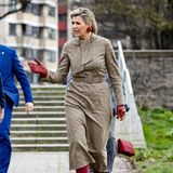 Das Wetter scheint bei Máximas Besuch der "!WOON"-Foundation in Amsterdam nicht wirklich mitzuspielen. Doch trotz Sturm macht die Königin der Niederlande eine tolle Figur. Dafür ist vor allem ihr Outfit verantwortlich. Zu dem Karo-Dress von Natan Couture kombiniert sie dunkelrote Accessoires. Tasche, Stiefel, Handschuhe und Ohrringe geben dem Look einen besonderen Touch.