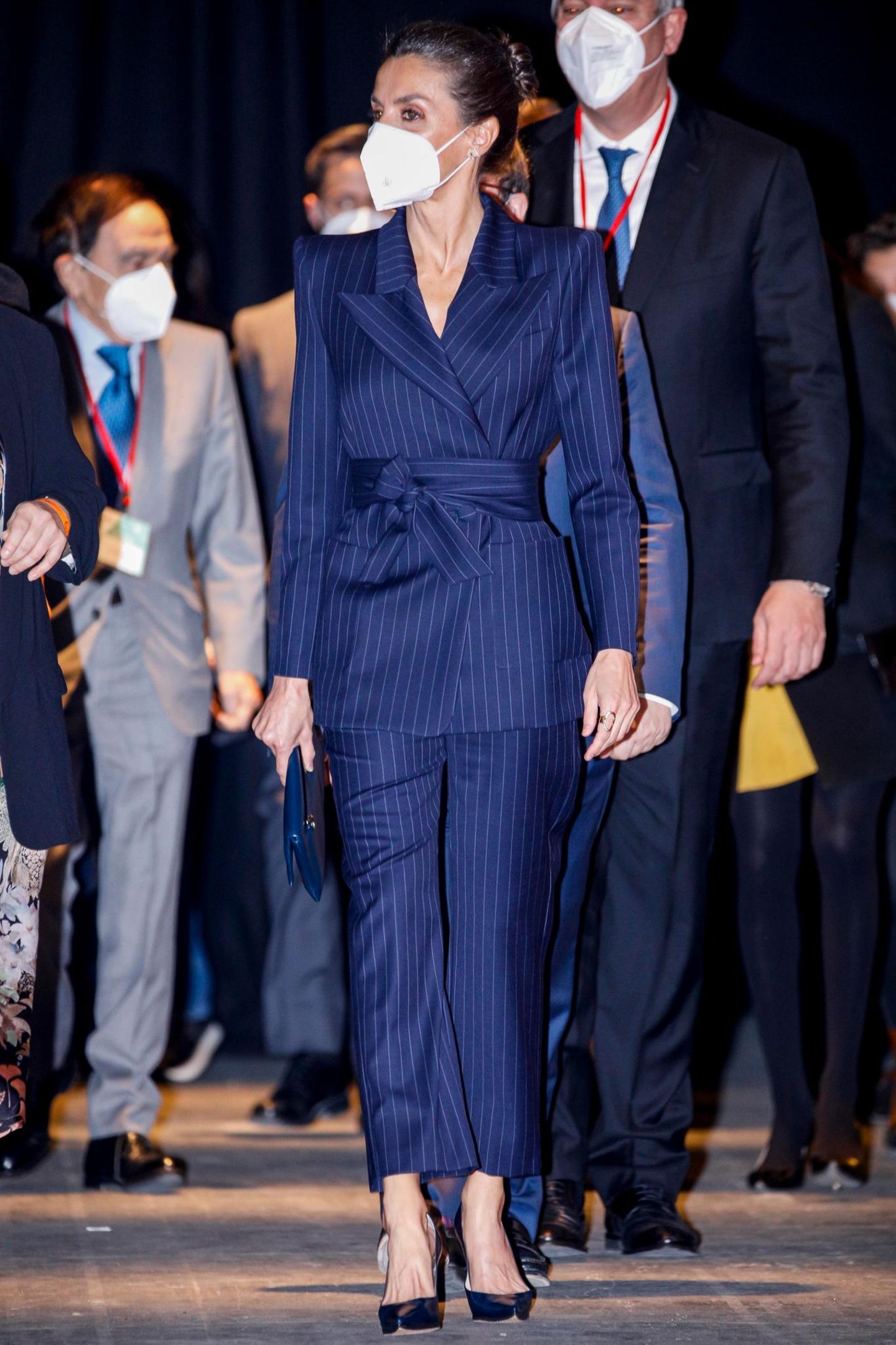 Königin Letizia von Spanien beweist mal wieder ihr Gespür für stilvolle Modetrends. Für die Eröffnung der 41. Internationalen Messe für zeitgenössische Kunst setzt die 49-Jährige auf einen klassischen nachtblauen Hosenanzug mit Nadelstreifen. Der integrierte Wickelgürtel, der ihre schmale Taille optimal betont, macht das schlichte Outfit jedoch zum absoluten Blickfang. Bei Accessoires und Schmuck bleibt Letizia minimalistisch und wählt eine Clutch, ebenfalls in Dunkelblau, sowie kleine Brillanten-Ohrstecker.