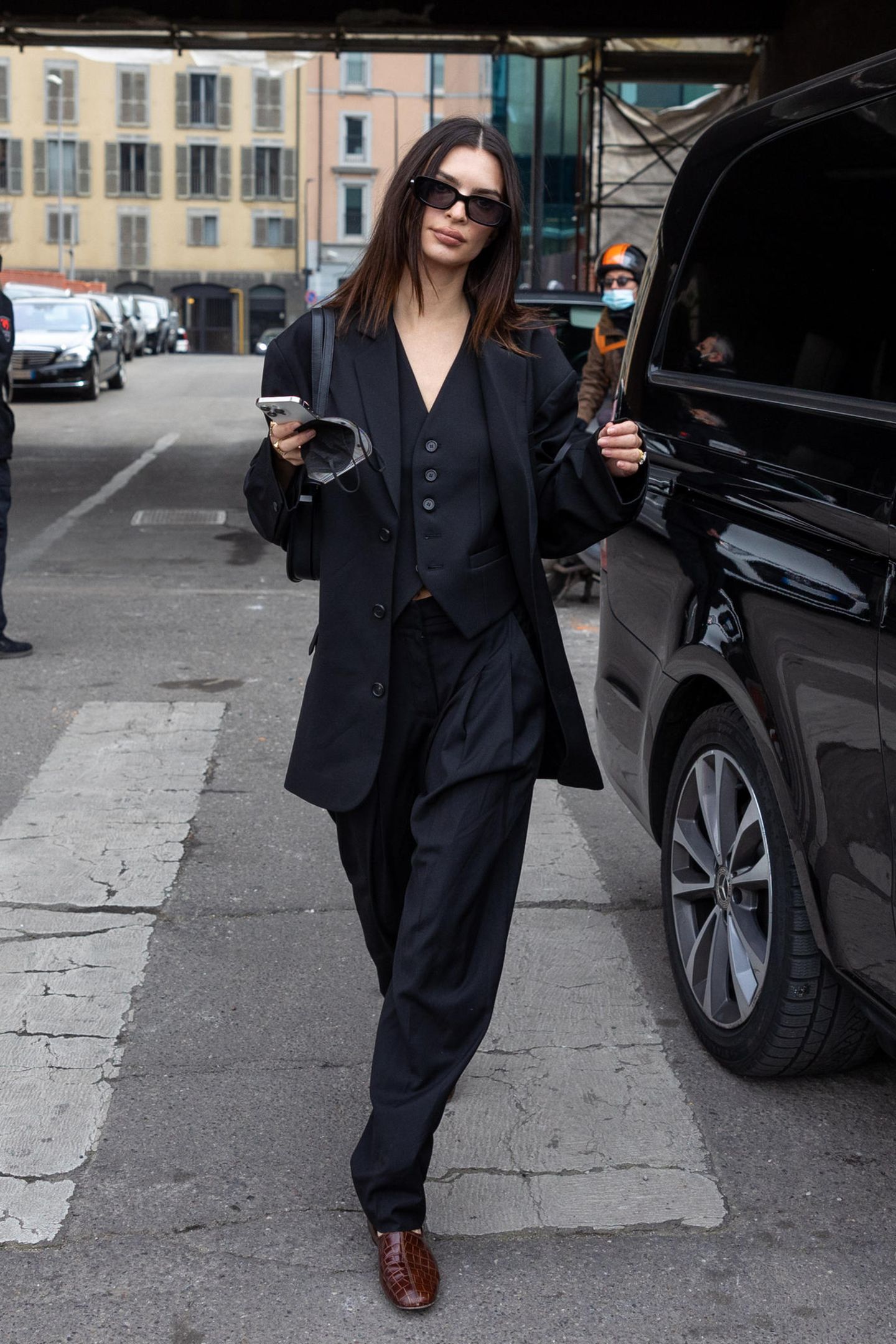 Gut gelaunt und im lässigen Anzug zeigt sich Model Emily Ratajkowski in Mailand.