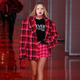 Bei der Versace-Show tummeln sich die Promis nicht nur in der Front-Row, sondern laufen auch über den Laufsteg. So Lila Grace Moss, die Tochter von Supermodel Kate Moss. 