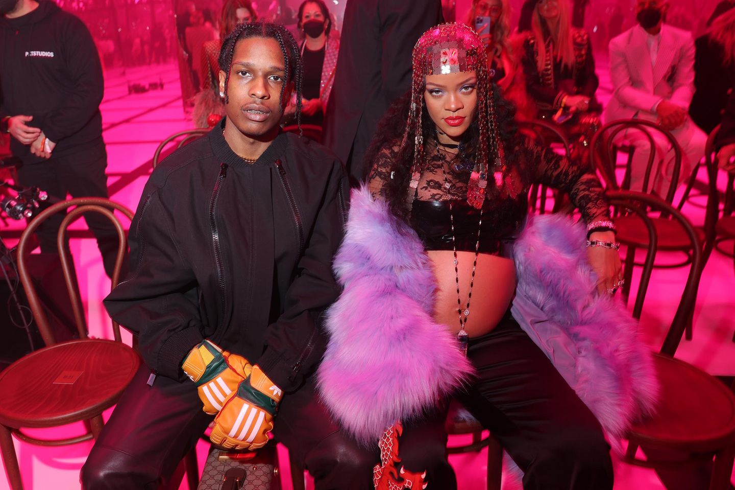 A$AP Rocky und Rihanna sind die Stars der Gucci-Show in Mailand. Rihanna macht den Models mit ihrem aufwendigen Kopfschmuck und dem nackten Babybauch schwer Konkurrenz. Letzteres ist während ihrer Schwangerschaft klar ihr Signature-Look. 