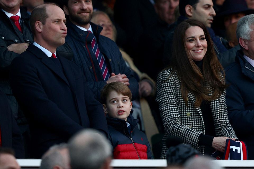 Prinz William, Prinz George und Herzogin Catherine beim Six Nations Rugbyspiel zwischen England und Wales im Twickenham Stadium