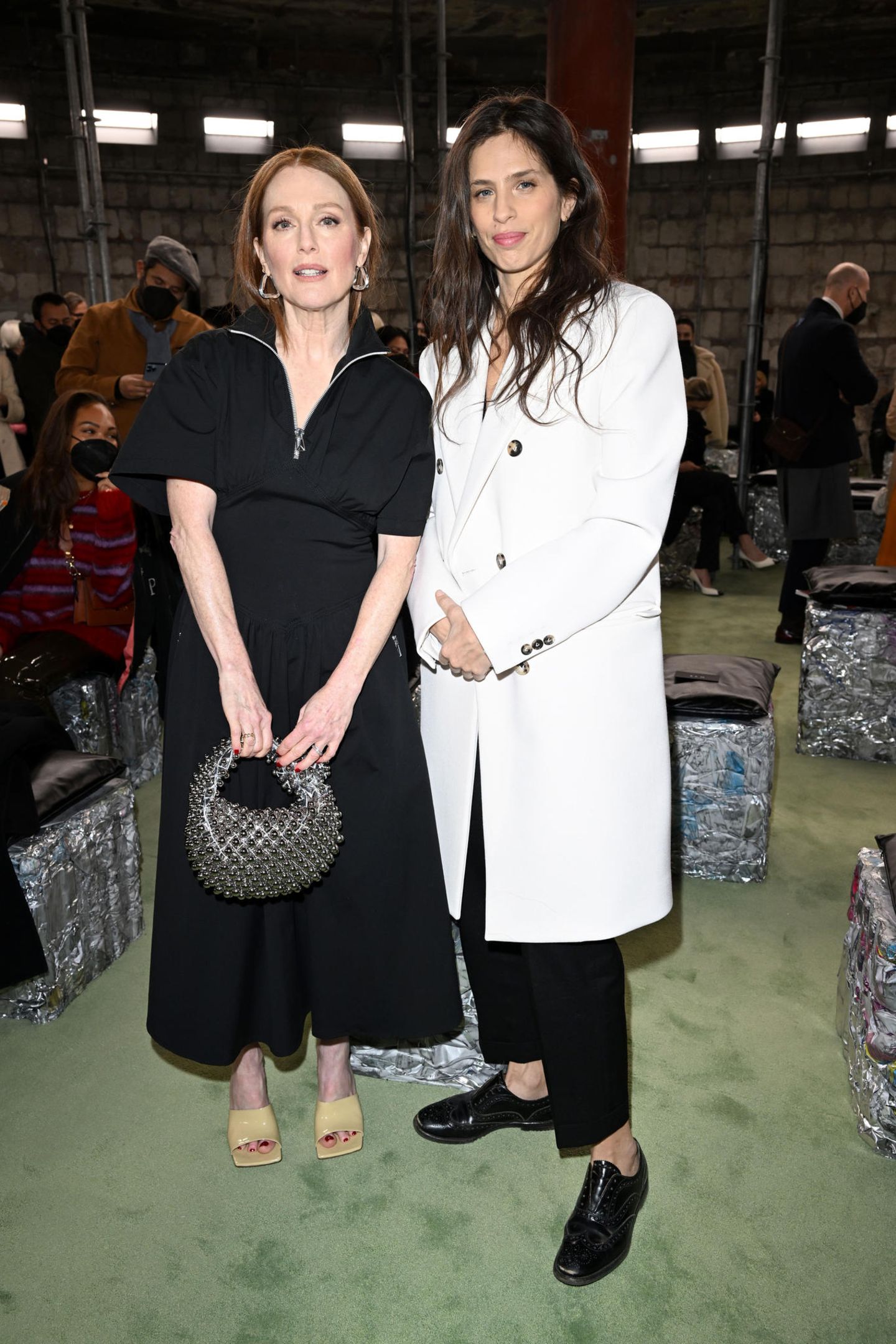 Julianne Moore und Maïwenn Le Besco sind wie Schneeweißchen und Rosenrot bei der Show von Bottega Veneta. Das Kleid der Hollywood-Schauspielerin mag zwar dezent sein, Juliannes Nietentasche hingegen ist umso auffälliger – ein gelungener Stilbruch. 