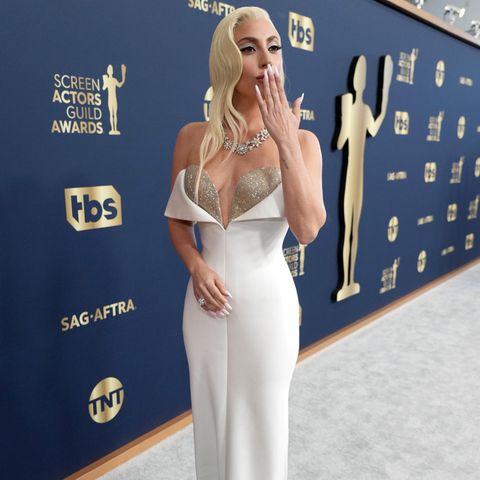 Lady Gaga ist mittlerweile nicht mehr nur für ihre skurrilen Looks bekannt, sondern auch für ihre eleganten Outfits, die immer einen divenhaften Touch haben. Bei den "SAG"-Awards beweist sie dies mit dramatischen Wellen im Haar, einem langen weißen Kleid von Giorgio Armani Privé, welches durch den funkelnden Ausschnitt für besonderen Glamour sorgt sowie einer Diamantkette von Tiffany & Co.