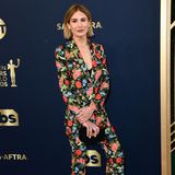 Jennifer Landon setzt bei ihrem Look komplett auf Blumen und verzichtet auf ein Kleid, denn auch im in einem schicken Anzug macht sie eine hervorragende Figur und versprüht moderne Eleganz. 