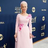 SAG Awards 2022: Dieser Frau macht in Sachen Mode niemand etwas vor! Helen Mirren bezaubert in einem klassischen Kleid von Dolce & Gabbana in romantischem Rosa und kombiniert dies mit einem angesagten Haarreif.