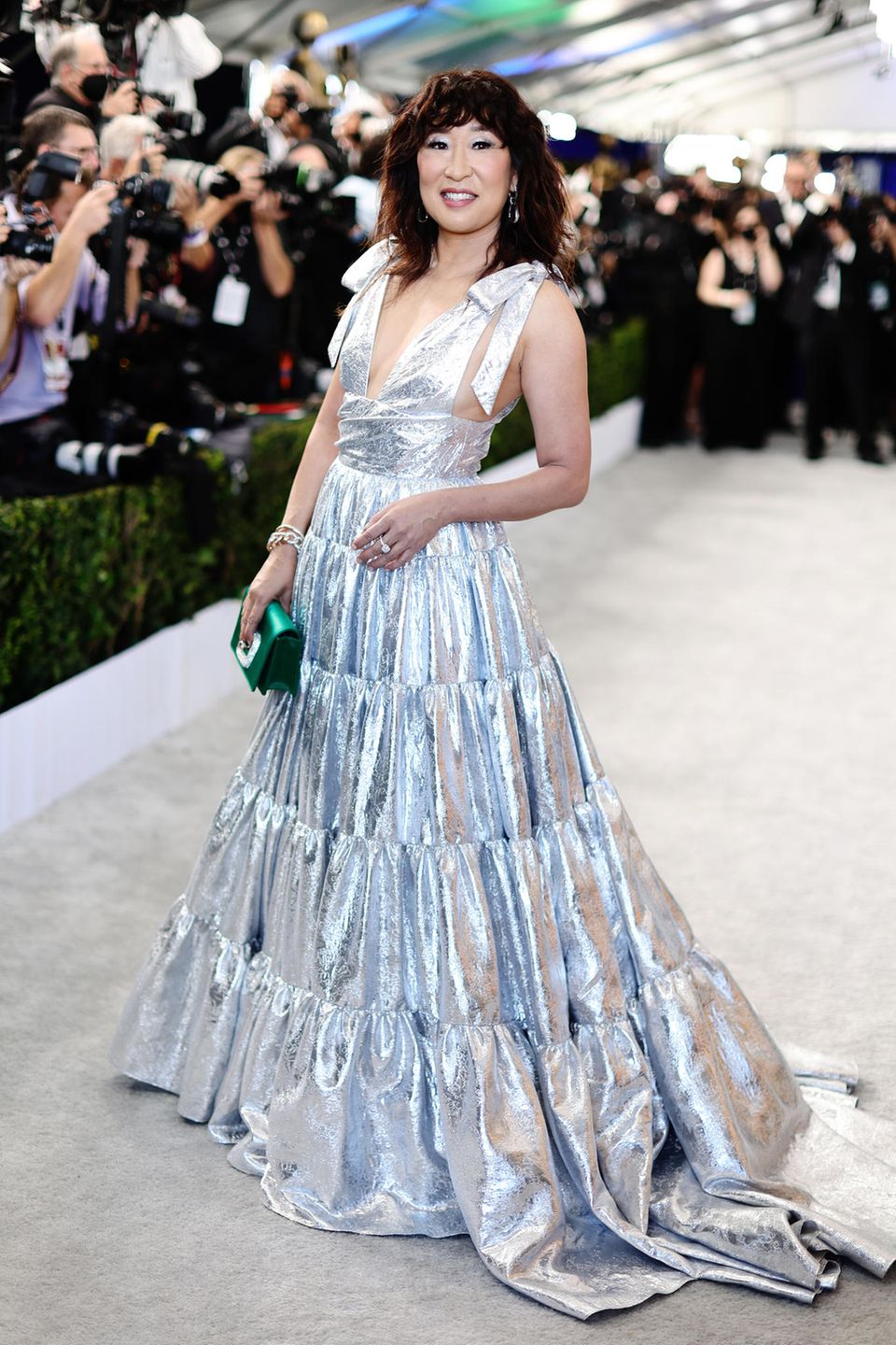 Schauspielerin Sandra Oh wählte für die Verleihung ein bodenlanges silbernes Kleid von Carolina Herrera und Schmuck von Pomellato. 