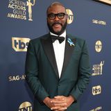 Schauspieler Tyler Perry erscheint zu den SAG-Awards im grünen Anzug. Auf seiner Brust trägt er eine Schleife in den Farben der ukrainischen Flagge.