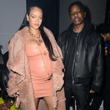 Gemeinsam mit ihrem Freund A$AP Rocky besucht die schwangere Rihanna die Show von Off-White in Paris. Ihren Babybauch hat die Sängerin in ein aprikotfarbenes Minikleid gehüllt. Make-up und Accessoires passen natürlich perfekt dazu.