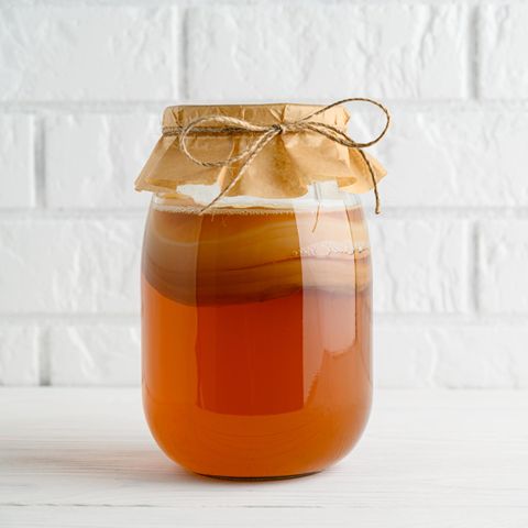 Ein großes Glas mit Kombucha und SCOBY: Das passiert, wenn Sie täglich Kombucha trinken