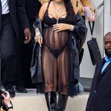 Für die Dior-Show setzt Sängerin Rihanna auf ein semi-transparentes Tüllkleid, das den Blick auf ihren Babybauch freigibt.
