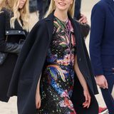 Anya Taylor-Joy besucht die Show von Dior in einem bunten Pailletten-Kleid.