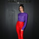 In ihrem knalligen Outfit fällt Victoria Beckham bei der Show von Saint Laurent auf.
