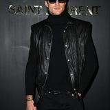 Jacob Elordi setzt bei der Saint-Laurent-Show auf einen lässigen Look: Lederweste, Rollkragenpullover, schwarze Jeans und Sonnenbrille.