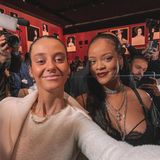 Aktuell möchte jeder etwas von der Magie, die die schwangere Rihanna umgibt, miterleben. Victoria Frederica de Marichalar y de Borbón, Nichte von König Felipe von Spanien, hat es geschafft. Sie saß bei der Show von Dior während der Pariser Fashion Week in der Nähe der Pop-Königin und hielt den Moment gleich mit einem Selfie auf Instagram fest. Da gerät die Mode auf dem Laufsteg fast in Vergessenheit.