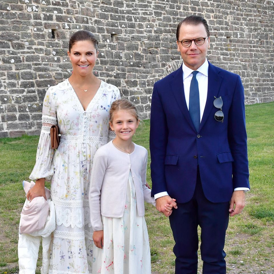 Kronprinzessin Victoria an ihrem Geburtstag am 14. Juli 2021 mit Prinzessin Estelle und Prinz Daniel