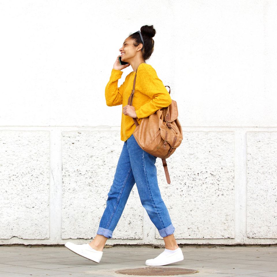 Frau geht spazieren und telefoniert: 5 einfache Wege, sich im Alltag mehr zu bewegen