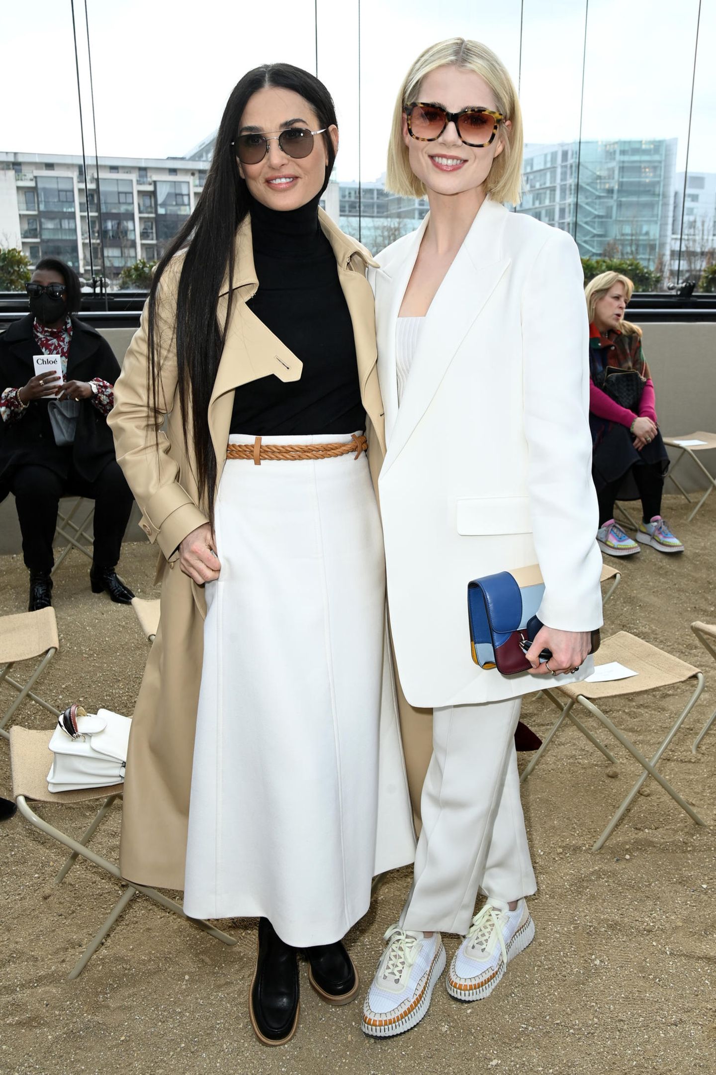 Demi Moore und Lucy Boynton bringen mit ihren hellen Looks elegante Frische in die Front Row von Chloé in Paris.