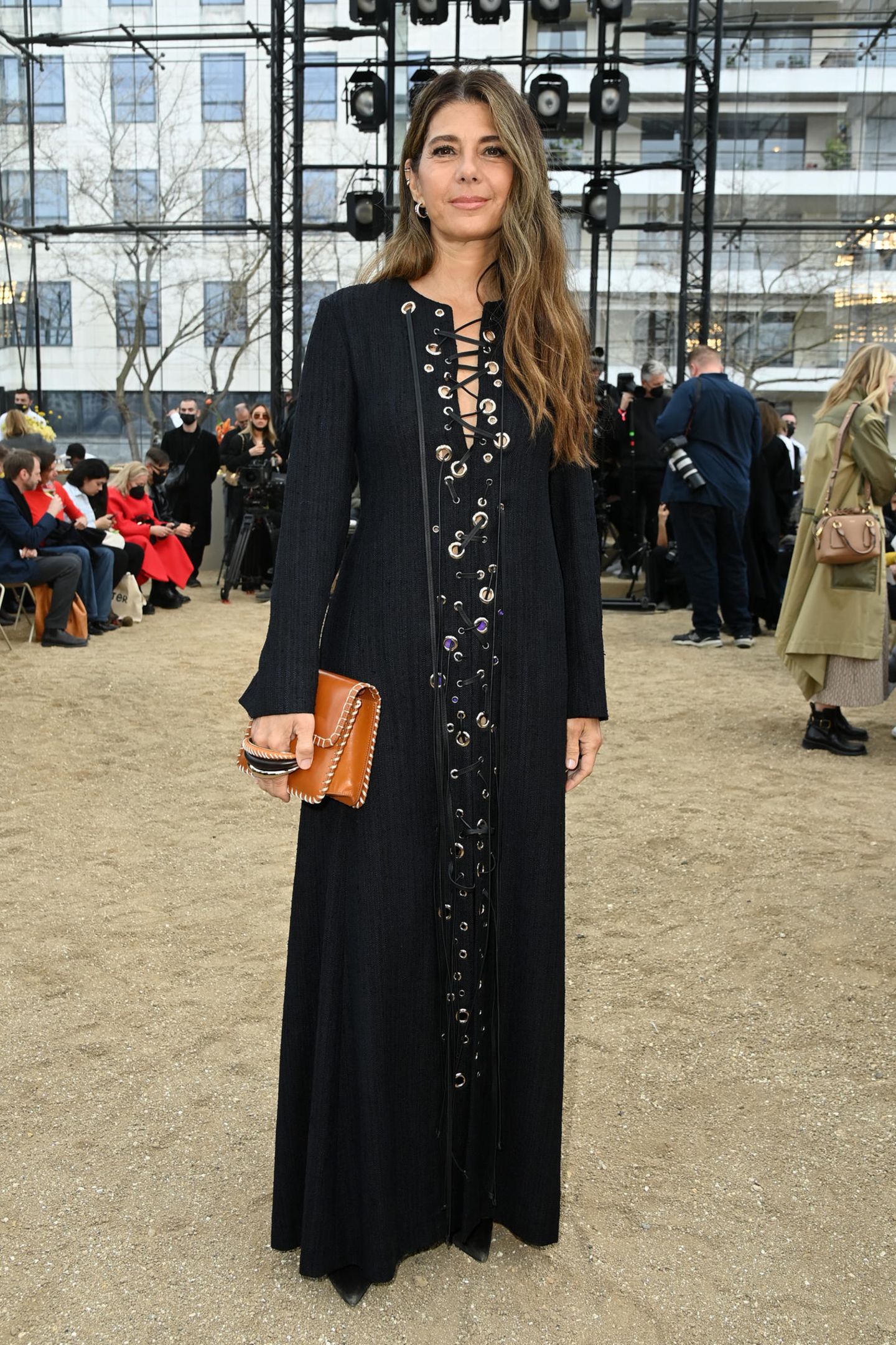 Fashion-Week-Fan Marisa Tomei will sich die Show von Chloé in Paris nicht entgehen lassen.