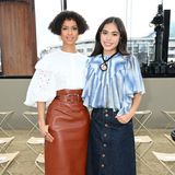 Gugu Mbatha-Raw und Klimaaktivistin Xiye Bastida, beide in lässig-verträumten Midi-Rock-Outfits, freuen sich auch schon auf die neue Kollektion von Chloé.