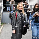 Bestens gelaunt ist auch Kate Moss' Tochter Lila Grace in Paris unterwegs. Sie wird für die Fashion Show von Coperni laufen.