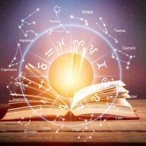 Horoskop ab 7.3.2022: Die Sternzeichensymbole über einem Buch