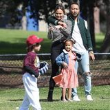 Chrissy Teigen, John Legend und Tochter Luna bei einem Baseballspiel in der Nachbarschaft