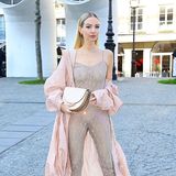 Leonie Hanne besucht die Paris Fashion Week