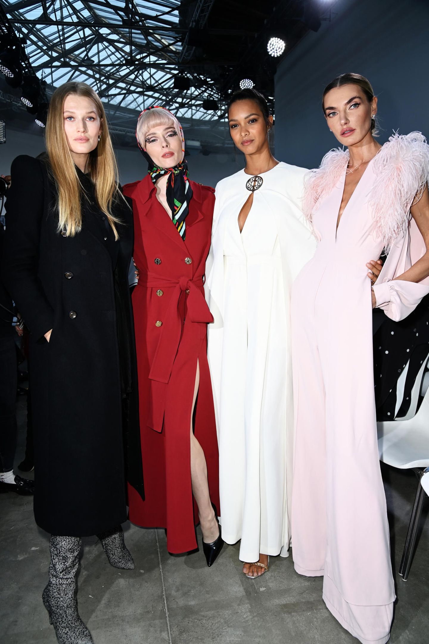 Toni Garrn und Co. besuchen die Pariser Fashion Week
