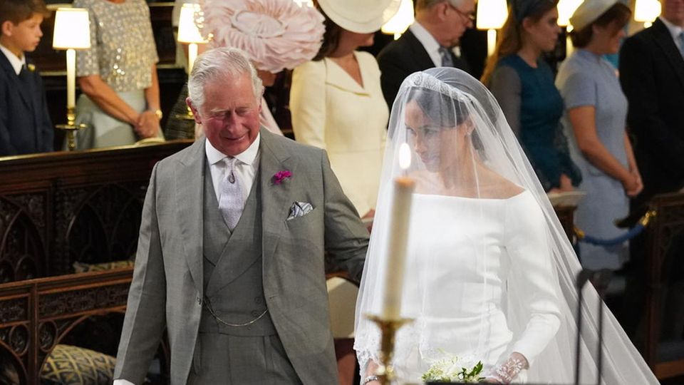 Princ Harry, princ Charles a vévodkyně Meghan na svatbě v roce 2018.