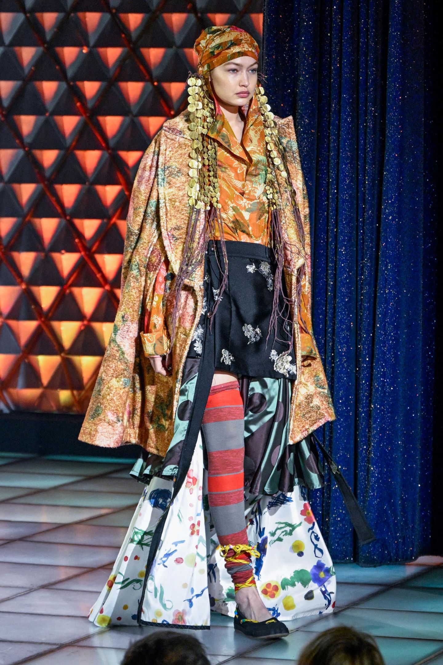 Modern Hippie: Gigi Hadid läuft in Paris für Vivienne Westwoods neue Herbst/Winter-Kollektion.