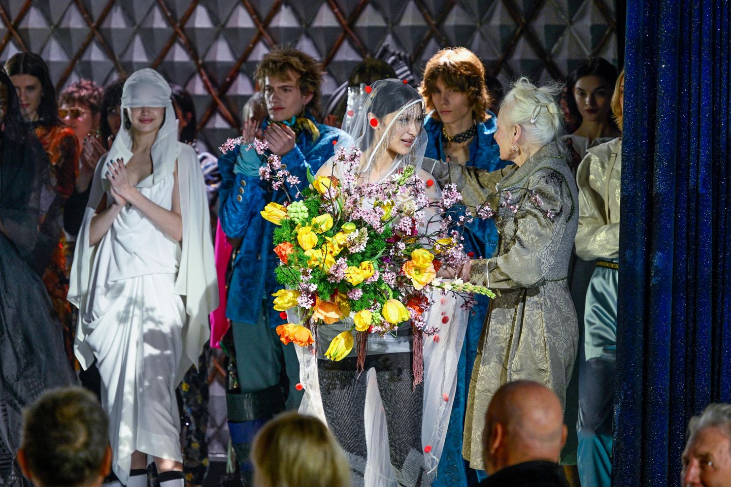 Star-Designerin Vivienne Westwood bedankt sich nach ihrer umjubelten Show bei ihren Models, besonders bei Bella Hadid, den Brautlook präsentierte.