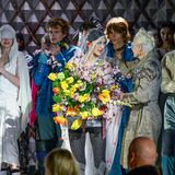 Star-Designerin Vivienne Westwood bedankt sich nach ihrer umjubelten Show bei ihren Models, besonders bei Bella Hadid, den Brautlook präsentierte.